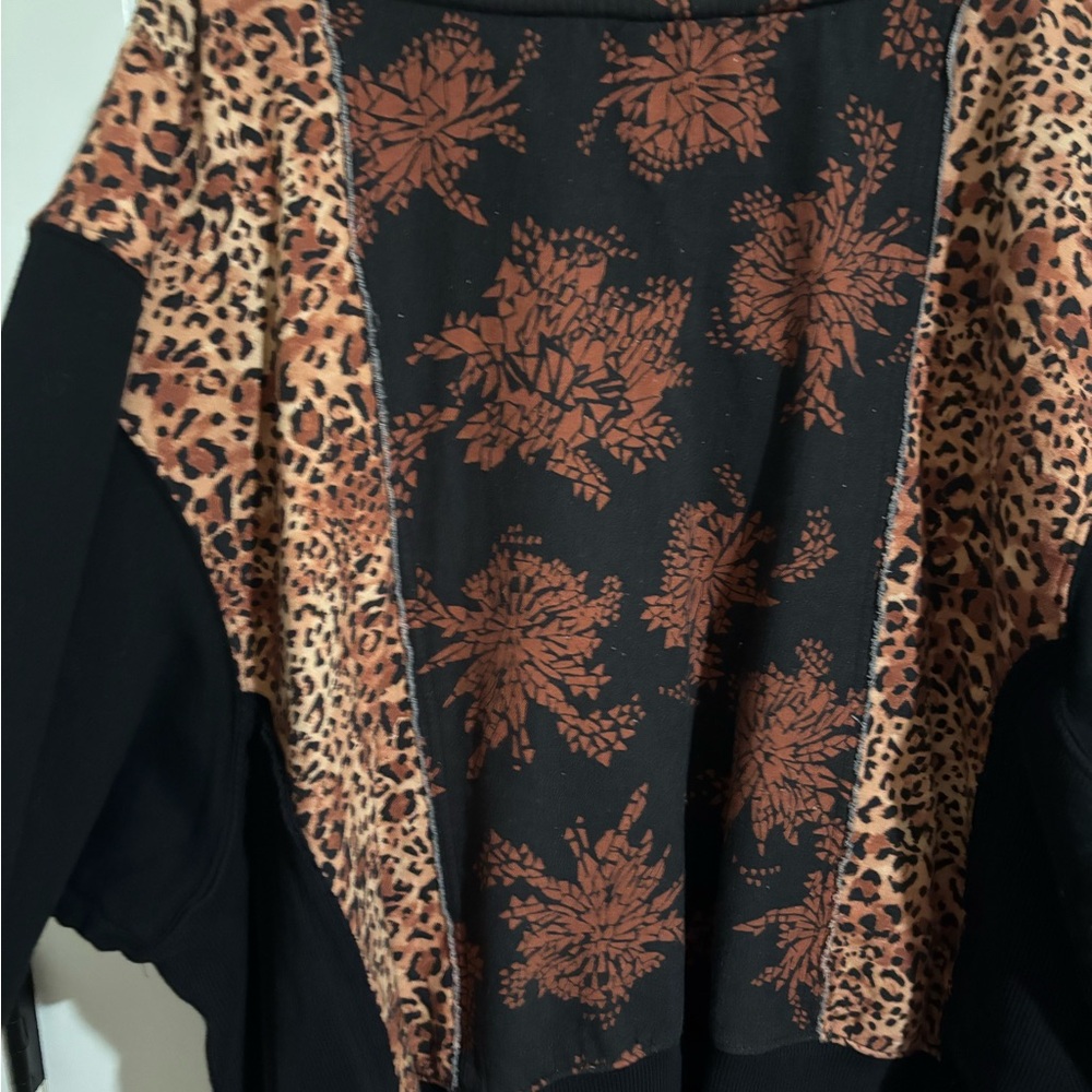 Leopard Print V-Neck Sweater - Picture 6 of 6